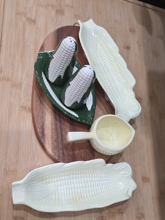 Other - 🌽Corn-Inspired Green and Whiteish Salt and Pepper. Corn Holders Better Server.